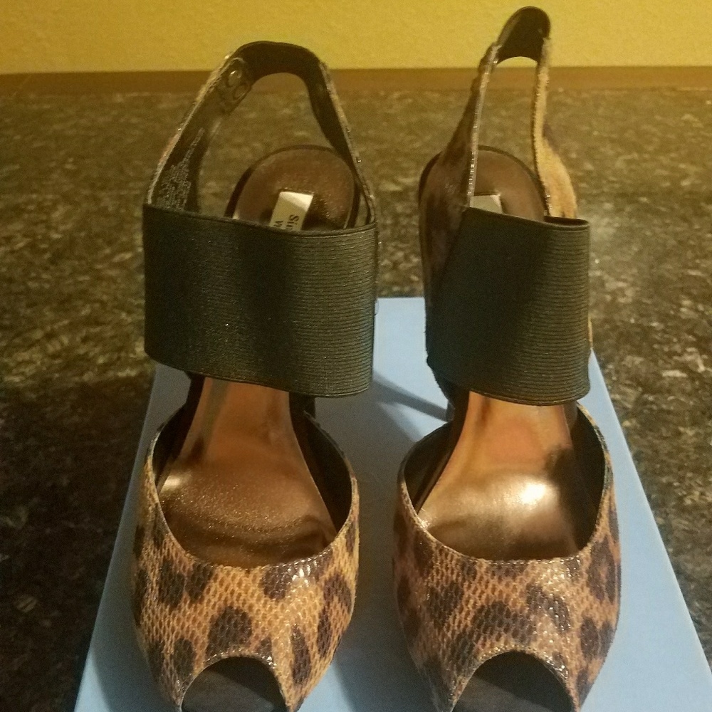 Vera wang leopard pumps size 9